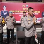 Polres Jember Gelar Pemeriksaan Senjata Api Rutin untuk Personel.