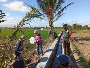 Babinsa dan PPL Turun Langsung! Cek Pembangunan Irigasi Demi Sawah Warga Koncer Kidul Lebih Subur