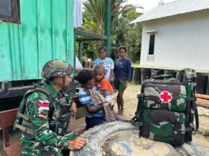 Patroli Cintai Kesehatan Satgas Yonif 521/DY di Kampung Muaranawa