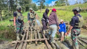 Satgas Yonif 700/Wyc Turun Tangan, Perbaiki Jembatan Pengubung Harapan di Puncak
