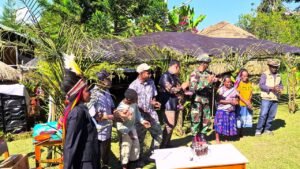 Tradisi Acara Bakar Batu Satgas Yonif 521/DY Turut Hadir Bersama Warga di Eragayam