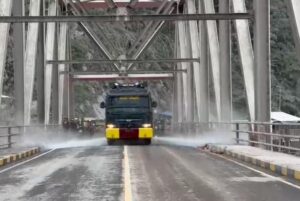 Polres Lumajang Kerahkan Mobil AWC, Bersihkan Sisa Lumpur APG Semeru di Jembatan Besuk Koboan