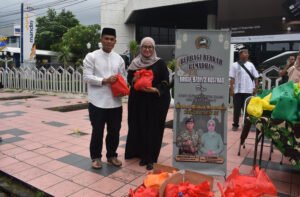 BRIGIF 9/DY/2 KOSTRAD BERBAGI BERKAH RAMADHAN DI DEPAN ALUN-ALUN KOTA JEMBER, PERERAT SILATURAHMI DENGAN MASYARAKAT