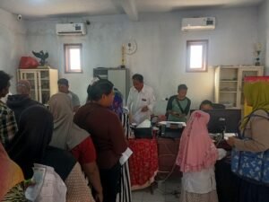 Kegiatan Pembagian Bantuan Pangan Dan Minyak Goreng Dari Pemerintah Untuk Desa Sumber Salak Kecamatan Ledokombo